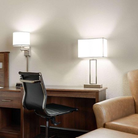 Travelodge By Wyndham Vaughn Bagian luar foto