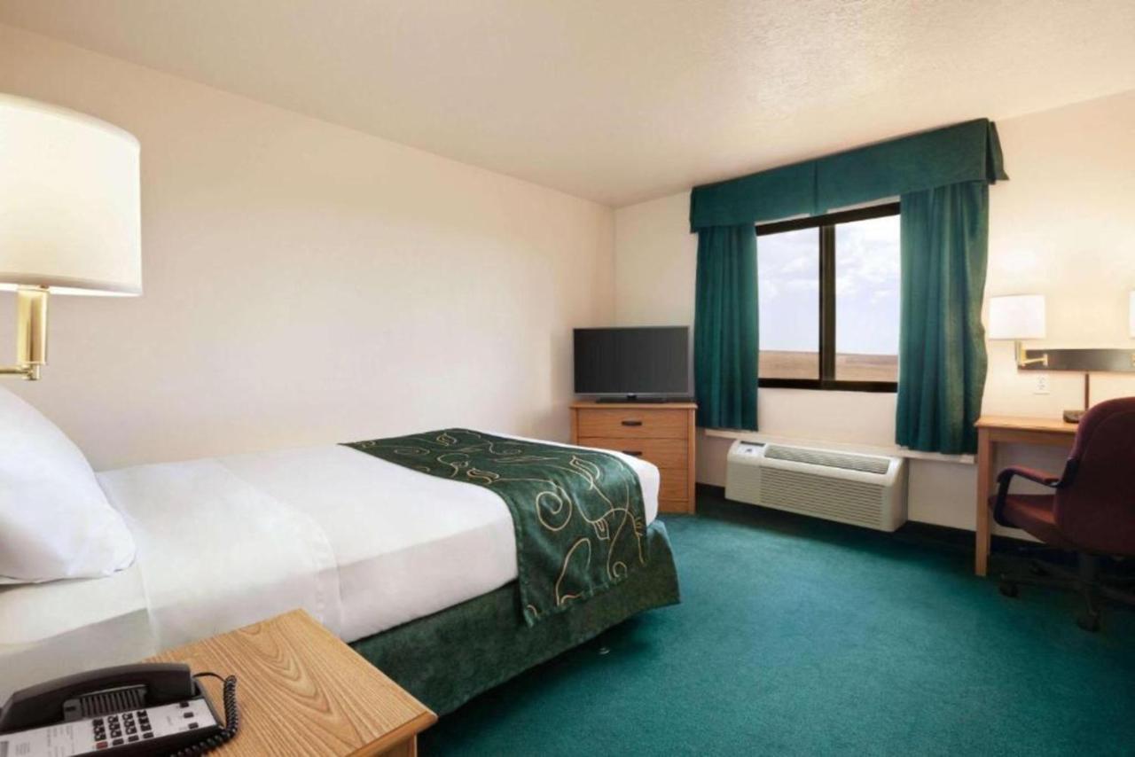Travelodge By Wyndham Vaughn Bagian luar foto