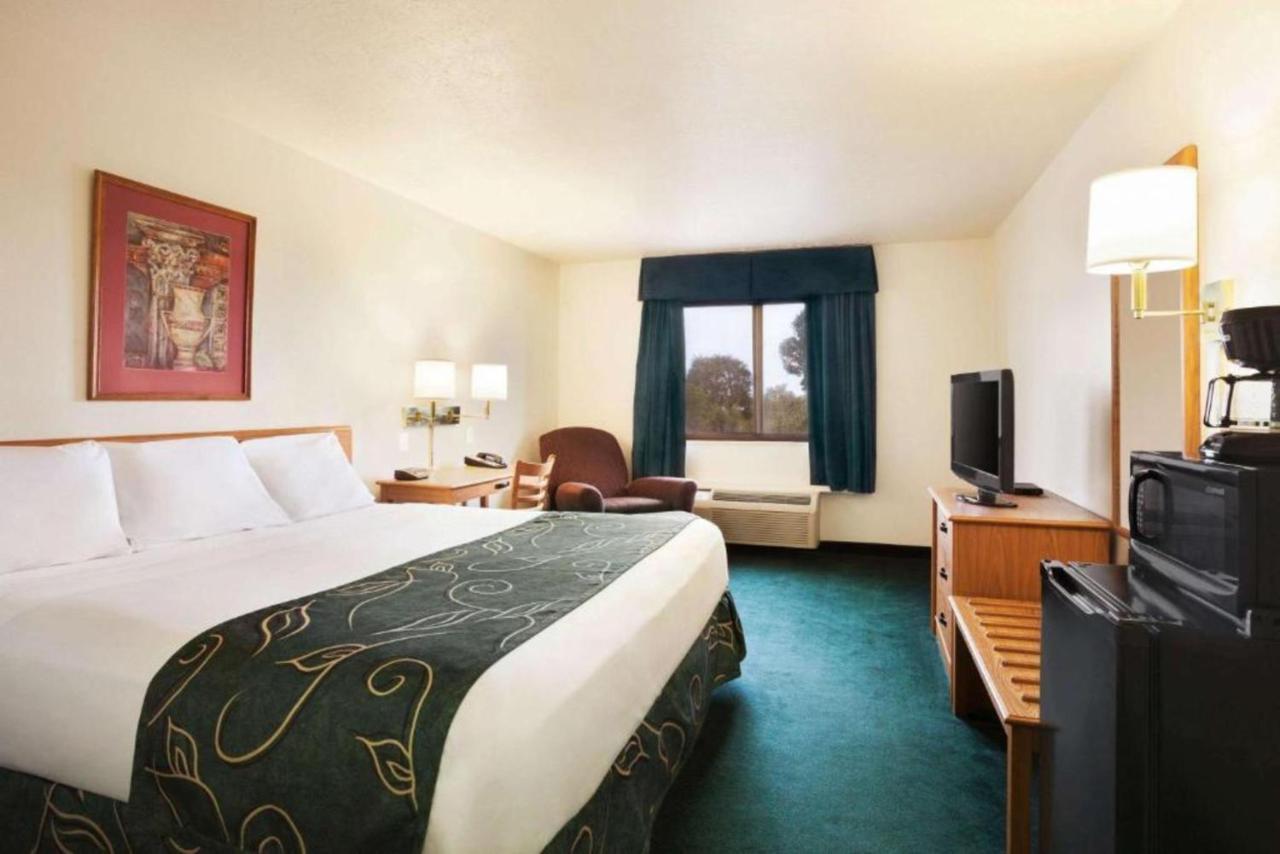 Travelodge By Wyndham Vaughn Bagian luar foto