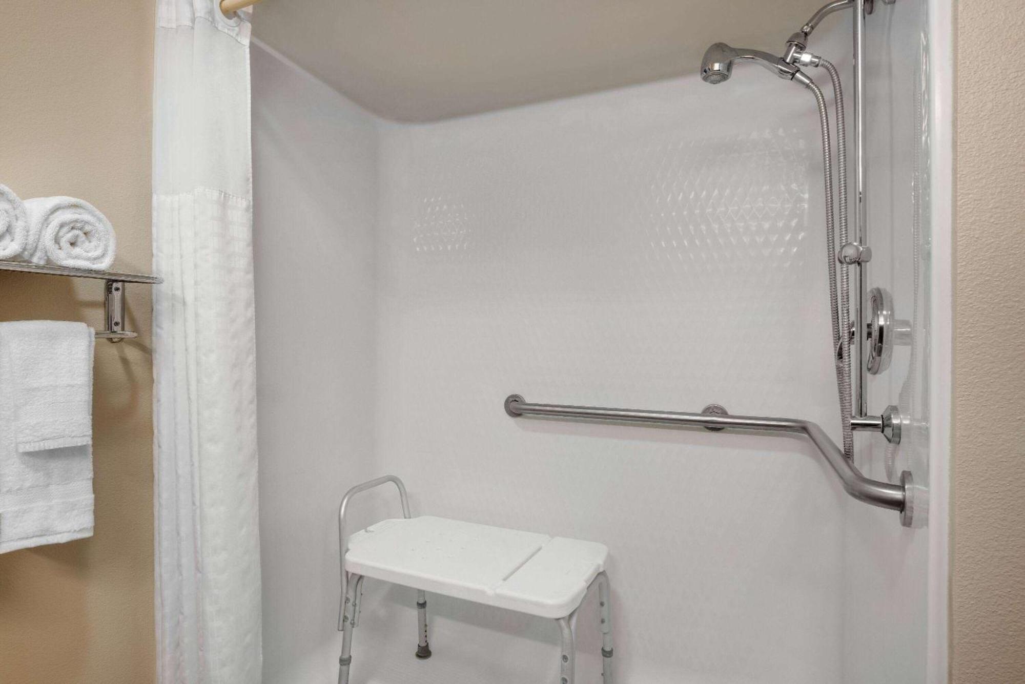 Travelodge By Wyndham Vaughn Bagian luar foto