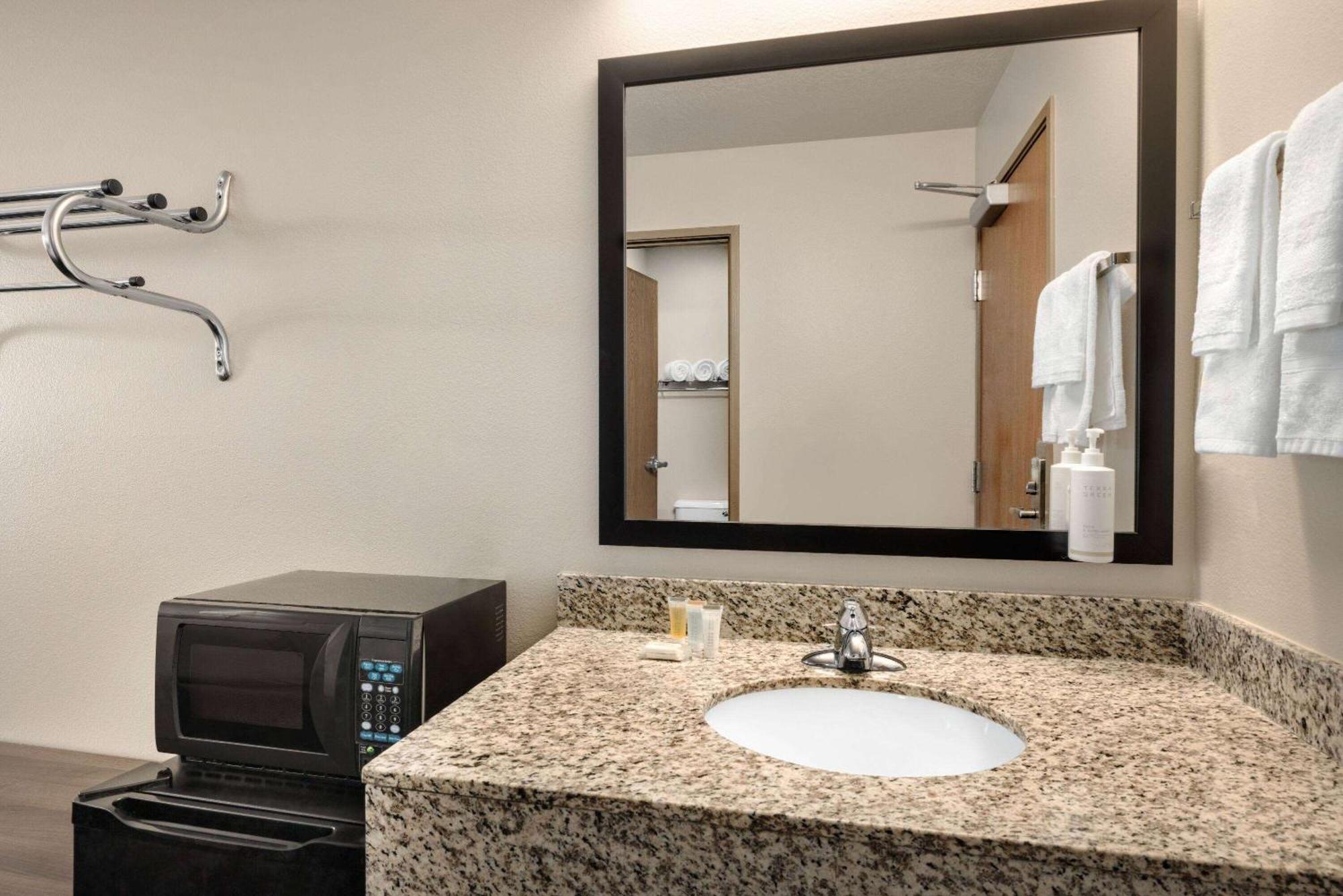 Travelodge By Wyndham Vaughn Bagian luar foto