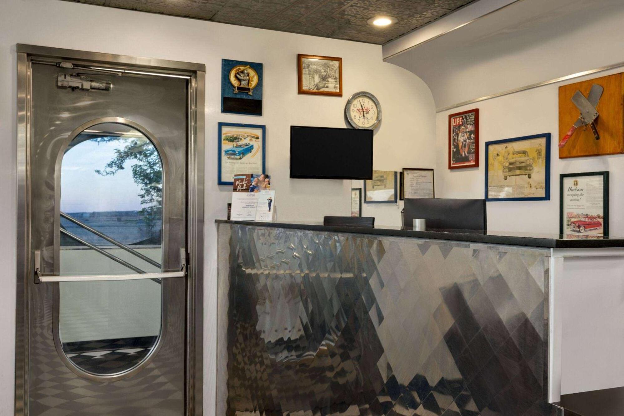 Travelodge By Wyndham Vaughn Bagian luar foto