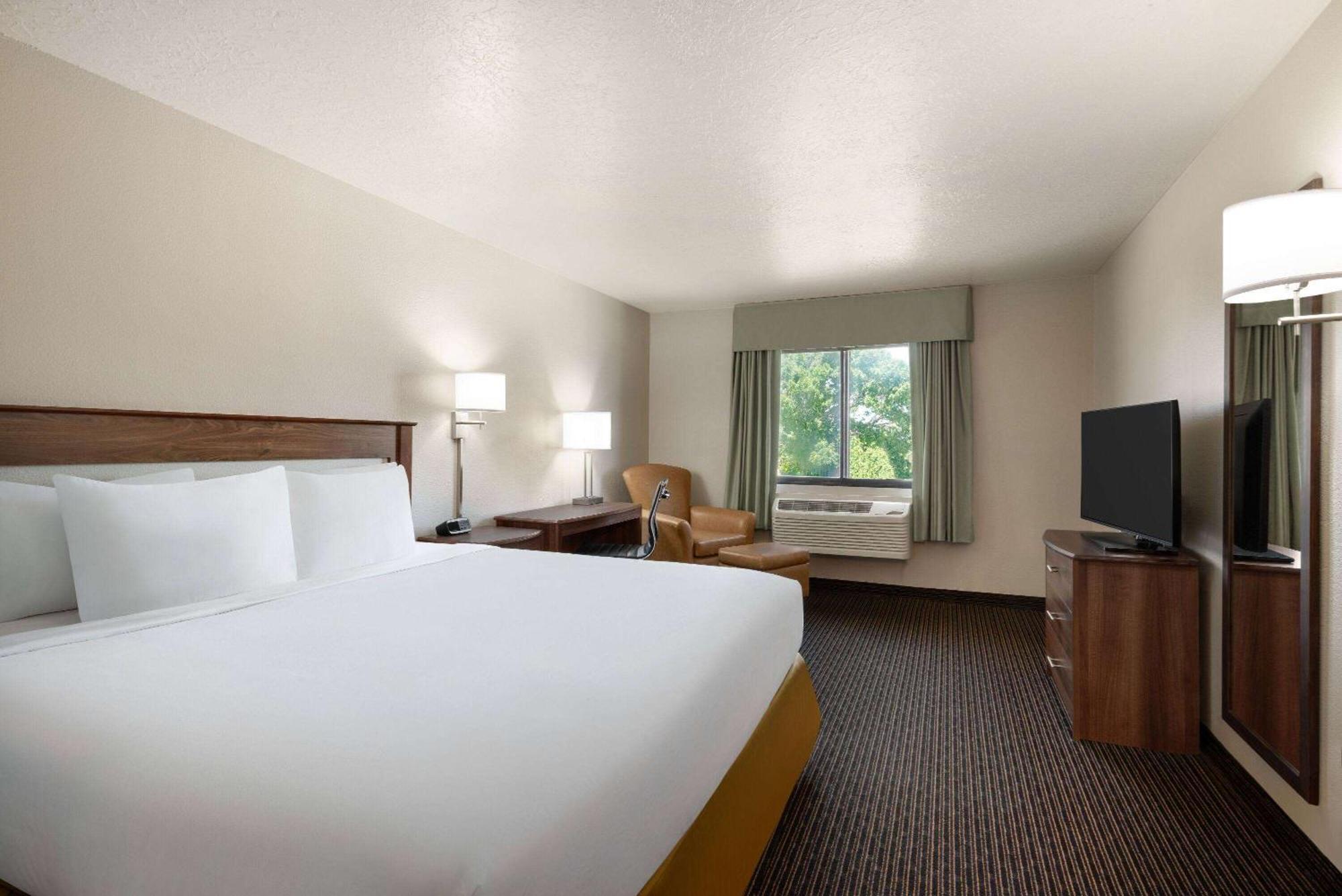 Travelodge By Wyndham Vaughn Bagian luar foto