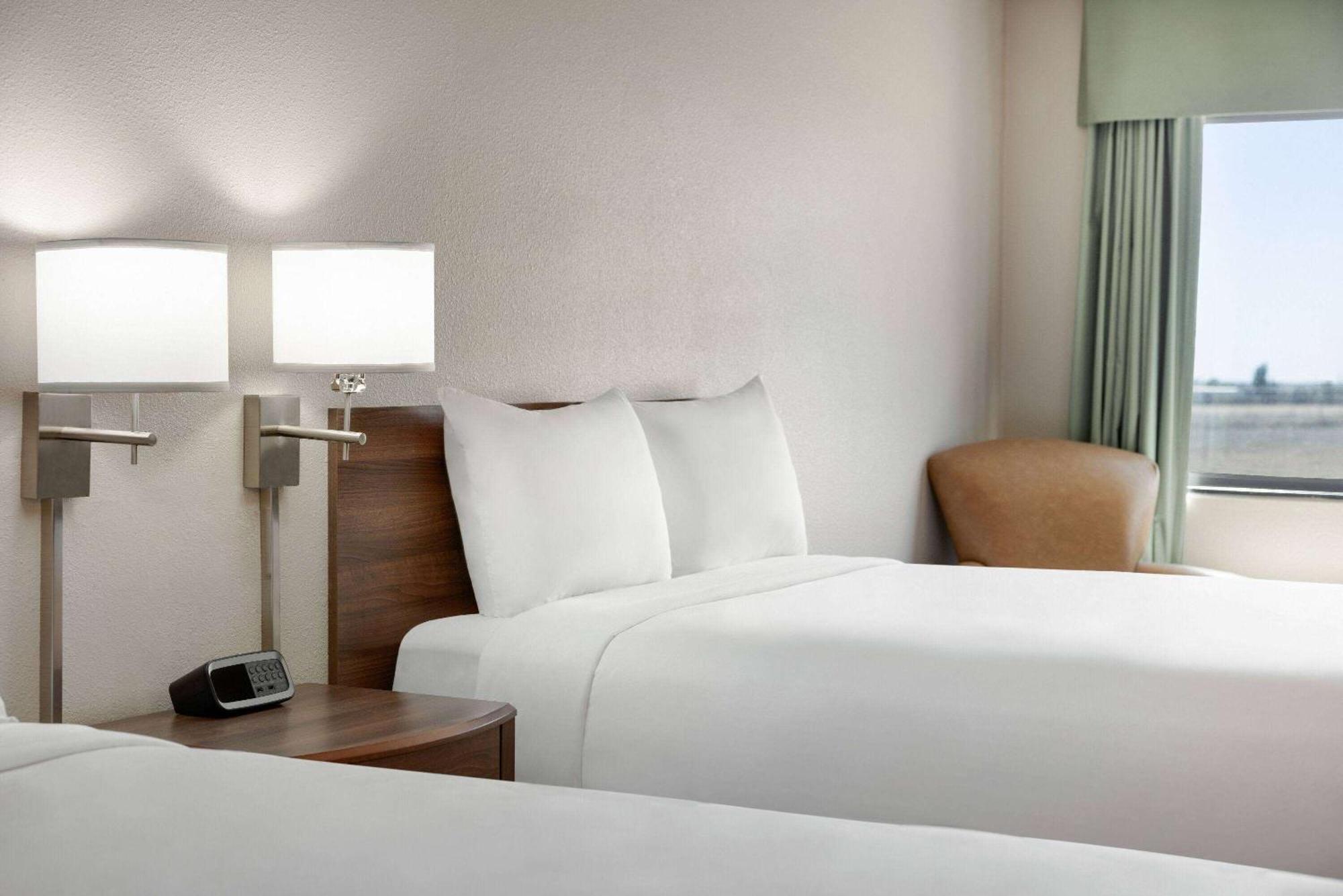 Travelodge By Wyndham Vaughn Bagian luar foto