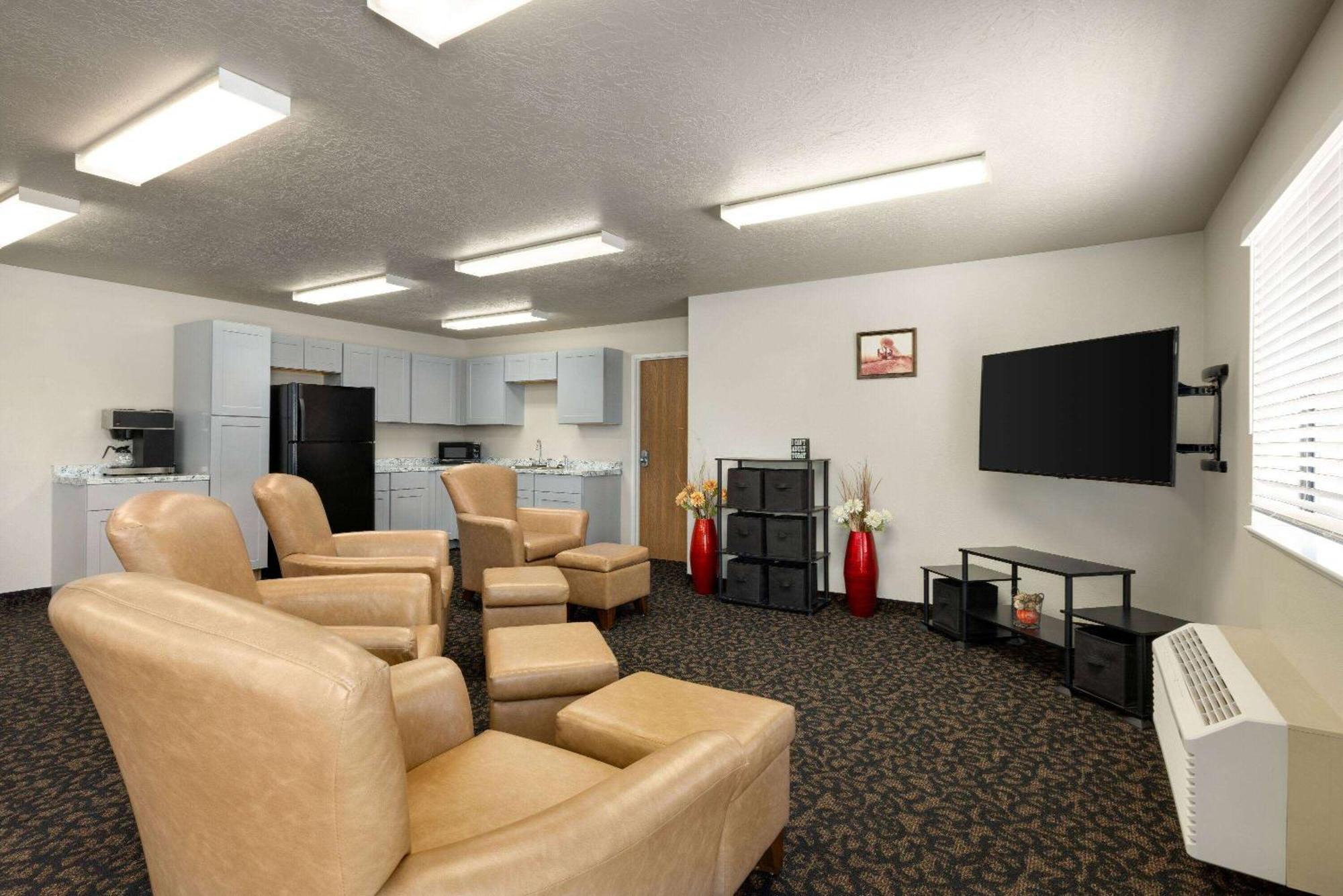 Travelodge By Wyndham Vaughn Bagian luar foto