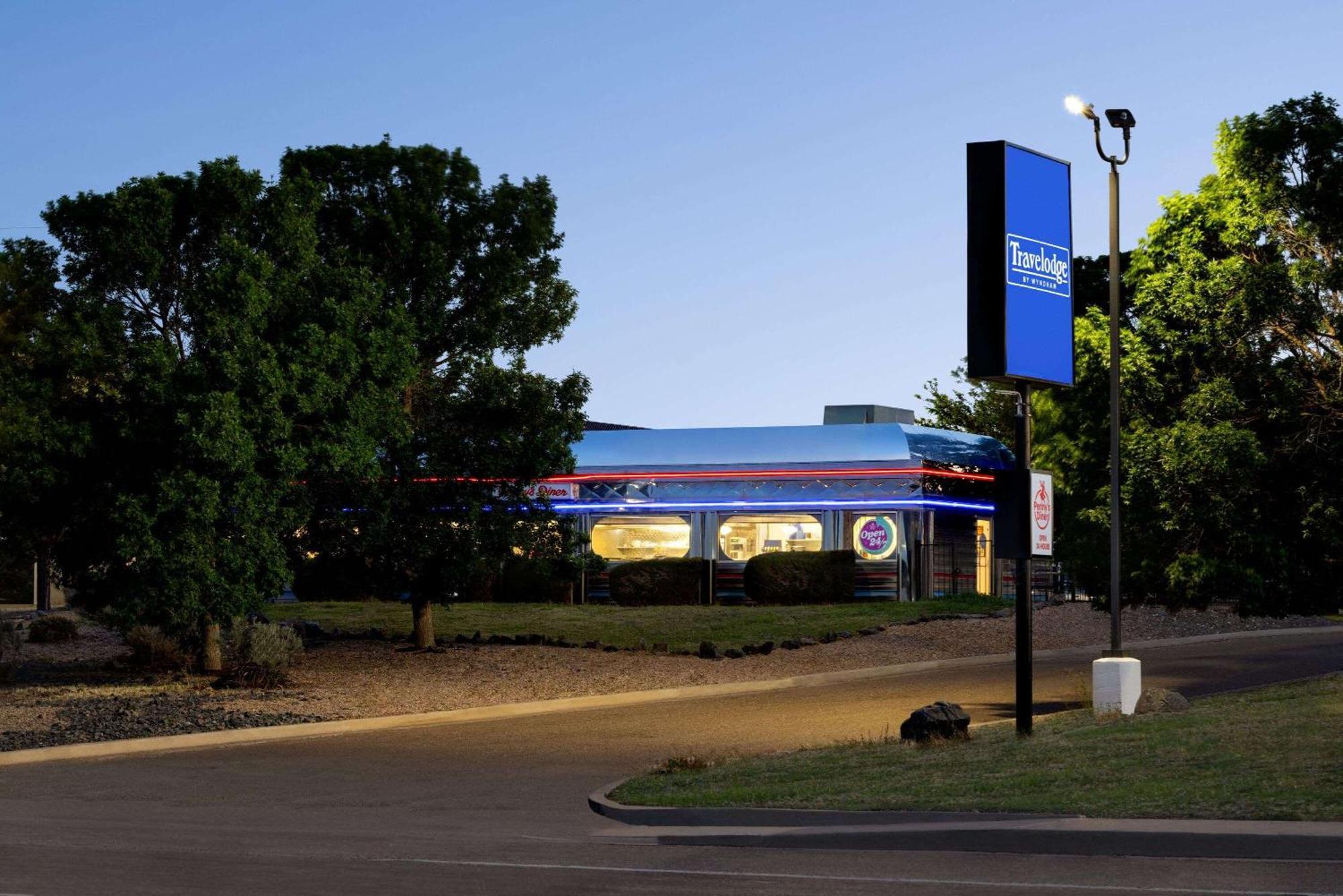 Travelodge By Wyndham Vaughn Bagian luar foto