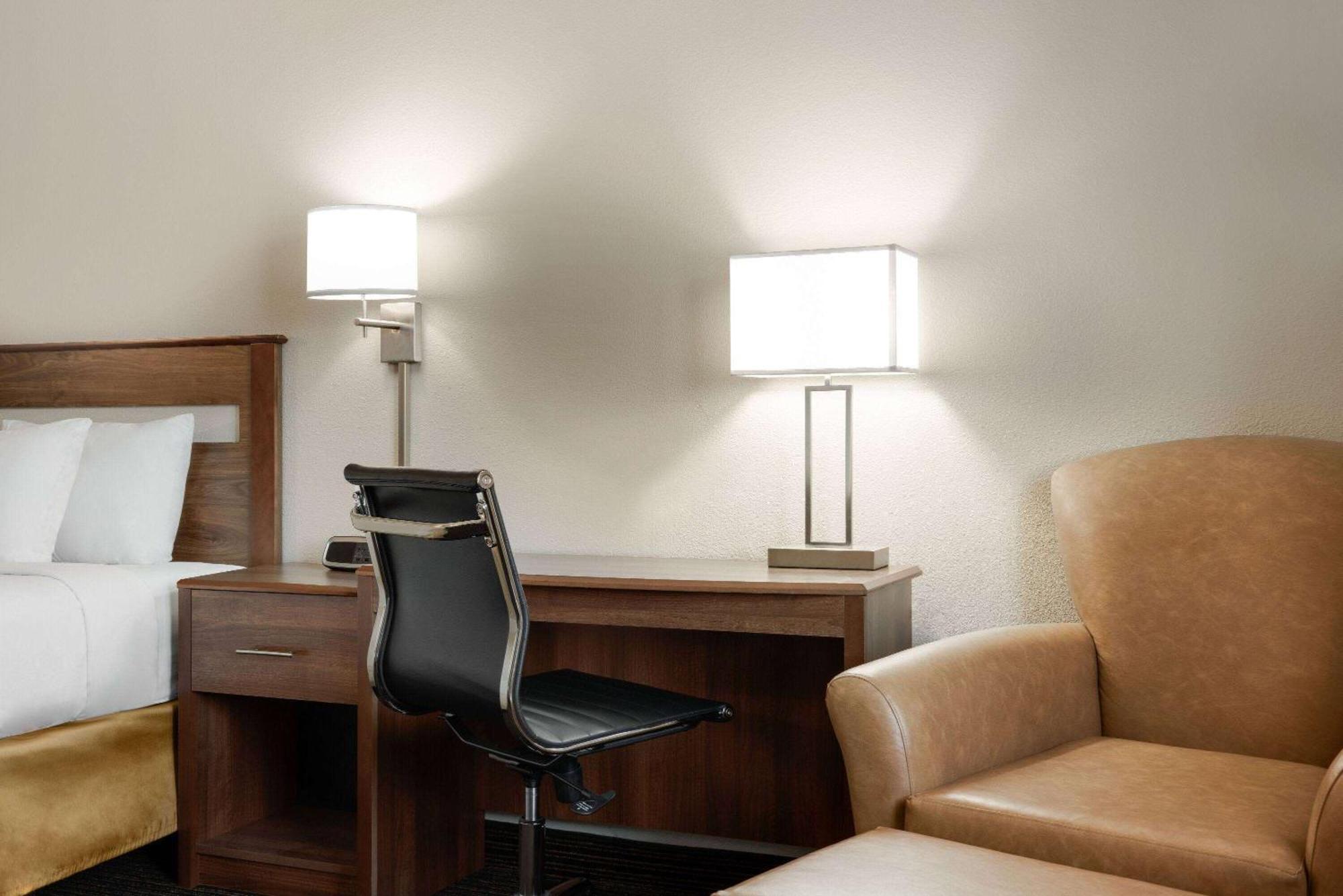 Travelodge By Wyndham Vaughn Bagian luar foto
